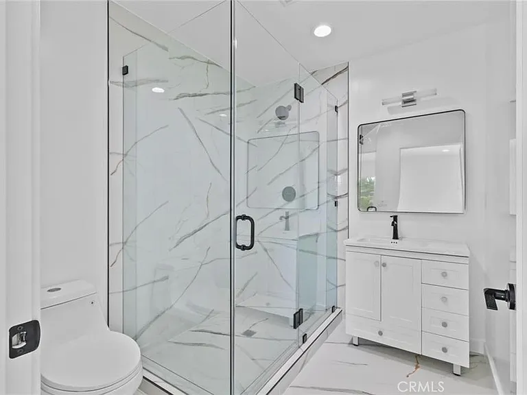 6842 Cedros Ave — Photo 12