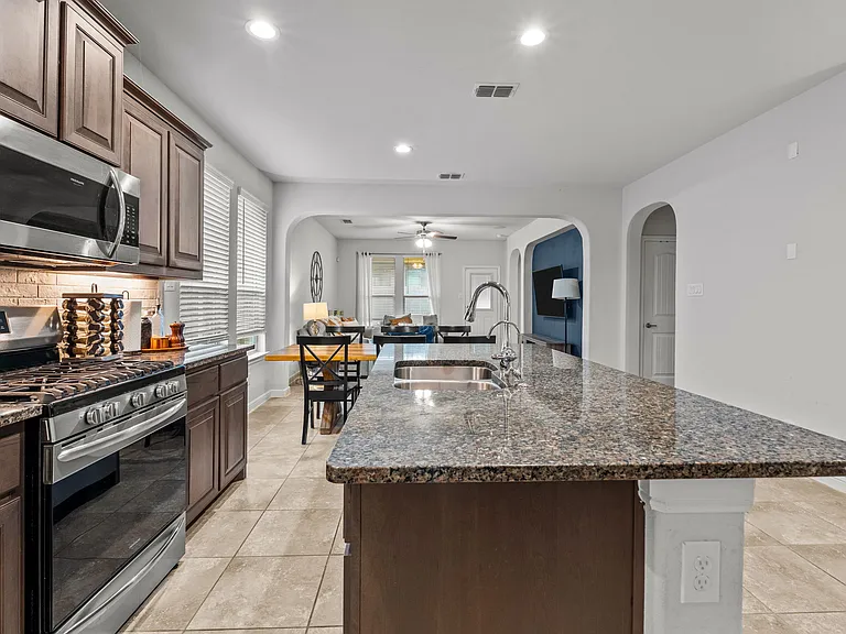 9108 Golden Hollow Ln — Photo 10