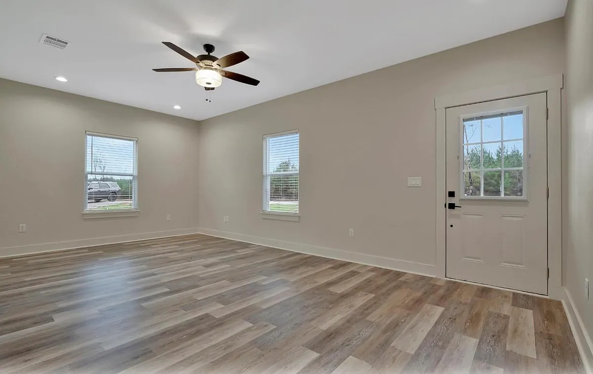 Unit Photo - 255 N Old Israel Rd