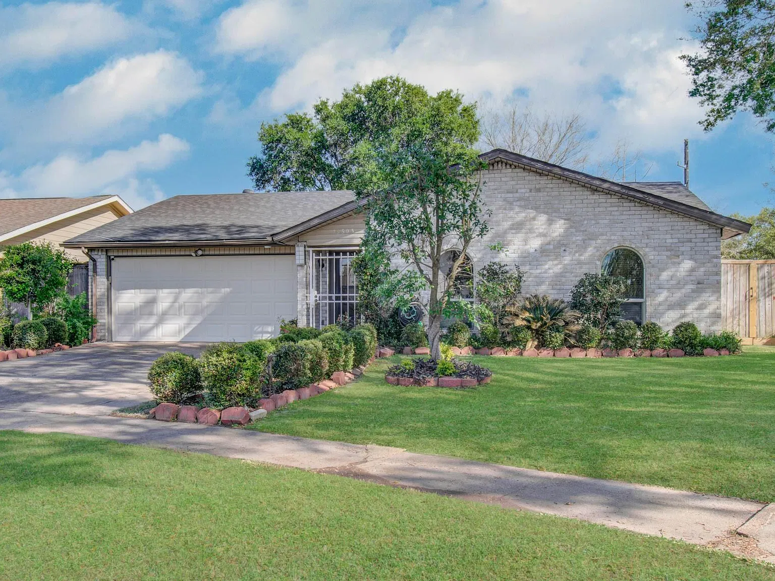 3 bed, 2.0 bath, 2052 sqft, $1,800 — Photo 2