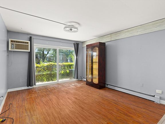 4th image of 16W470 Lake Dr APT 104