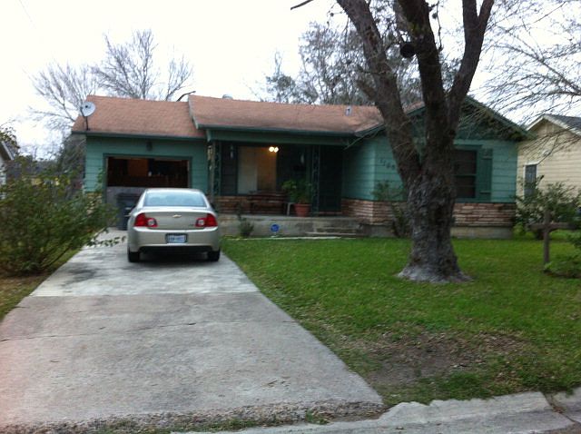 2nd image of 1106 Manor Dr