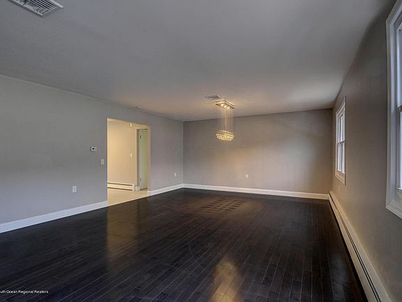 5th image of 7 Olstins Ct
