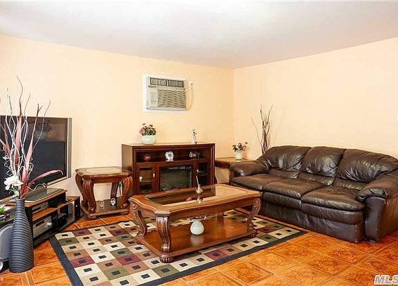 4th image of 42 Twin Lawns Ave