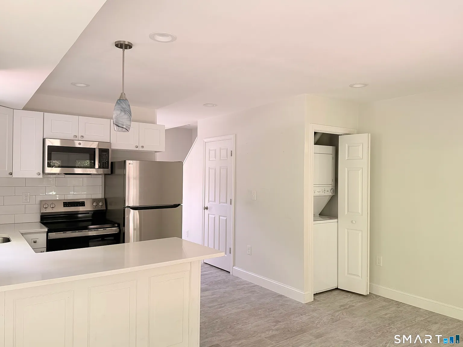 2 bed, 1.5 bath, 1960 sqft, $1,975 — Photo 2