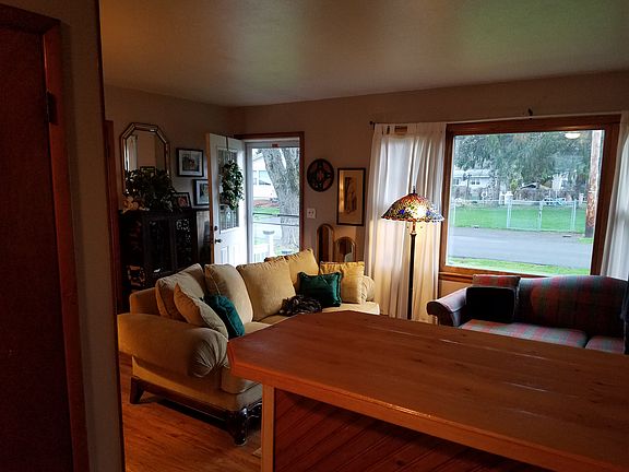 4th image of 211 Esther St