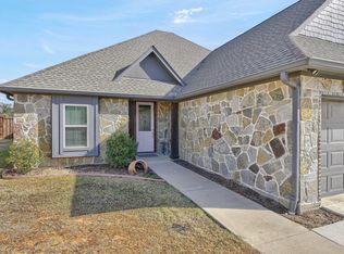 127 Comanche Dr, Lake Kiowa, TX 76240
