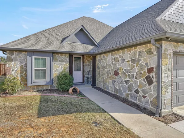 127 Comanche Dr, Lake Kiowa, TX 76240