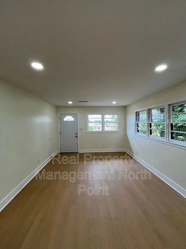 3 bed, 1.0 bath, 1073 sqft, $1,795 — Photo 4