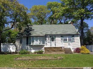 16 Blythe Rd, Ronkonkoma, NY 11779