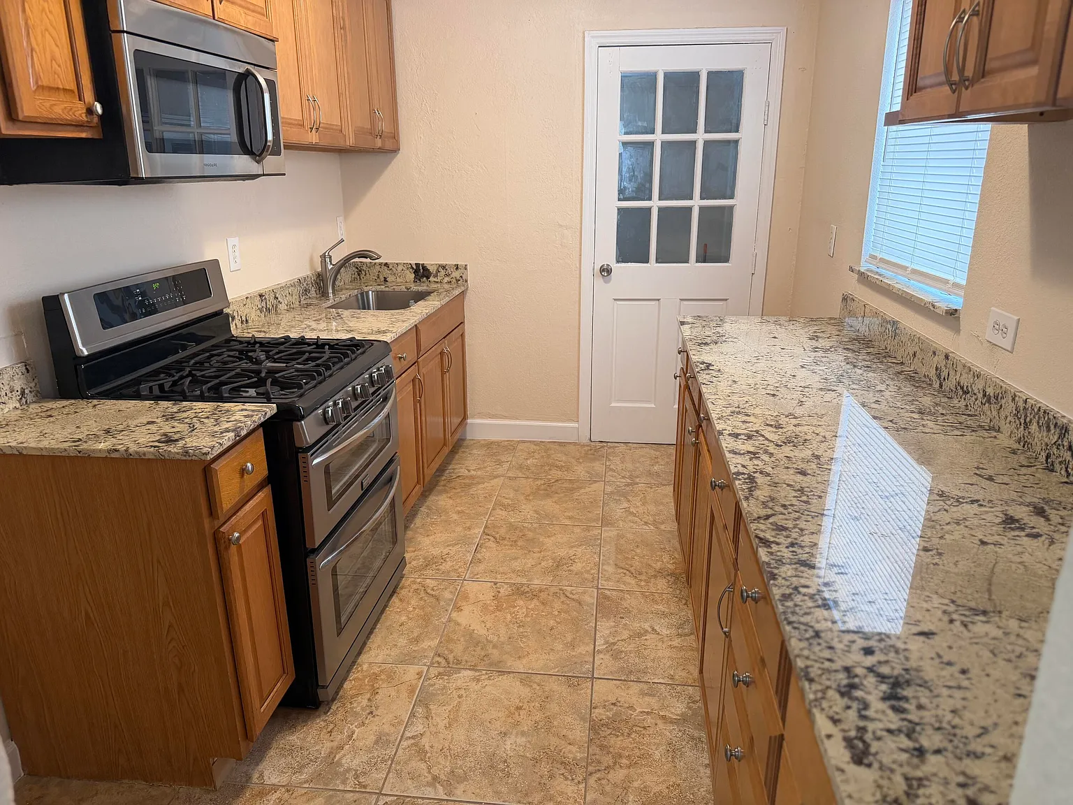 4 bed, 2.0 bath, 1050 sqft, $2,500 — Photo 4