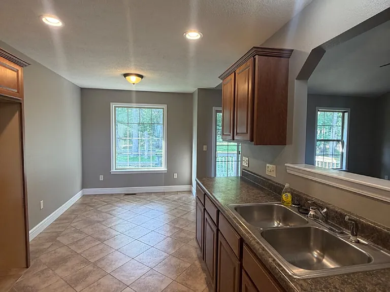 260 Roundhill Rd — Photo 5