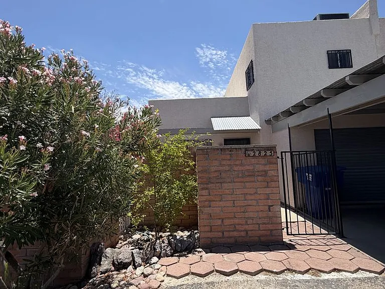 2825 N Adelaide Pl — Photo 1
