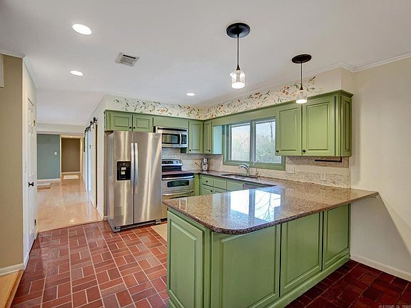 3rd image of 2 Lake Point Dr