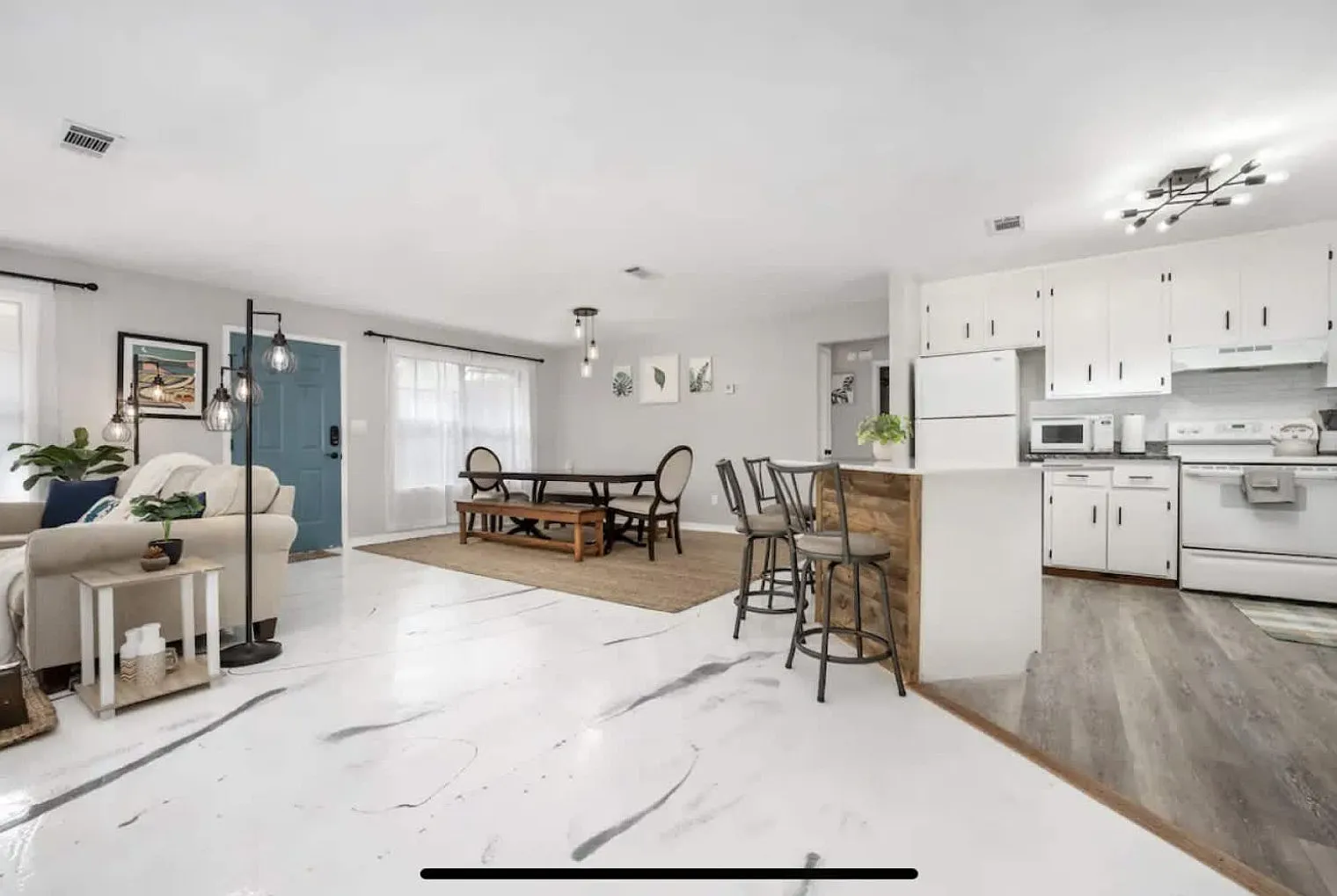2 bed, 1.0 bath, 1044 sqft, $2,642 — Photo 2