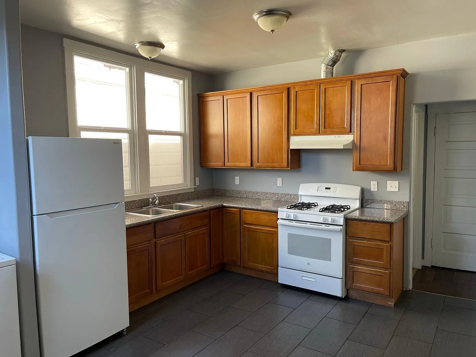 4 bed, 1400 sqft, $3,550 — Photo 3