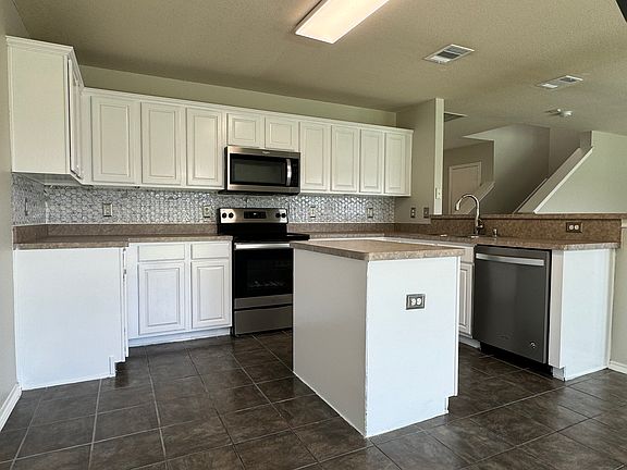 4th image of 916 Oak Hollow Ln