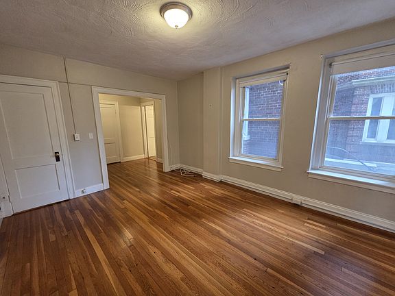 3rd image of 5 Craigie Cir