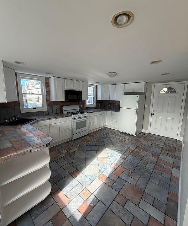 1st image of 18 Grove St #2