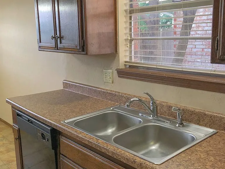 720 Robin Hill Rd — Photo 11