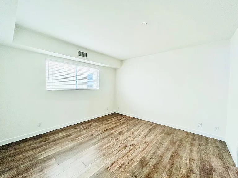 2504 Pacific Ave — Photo 13