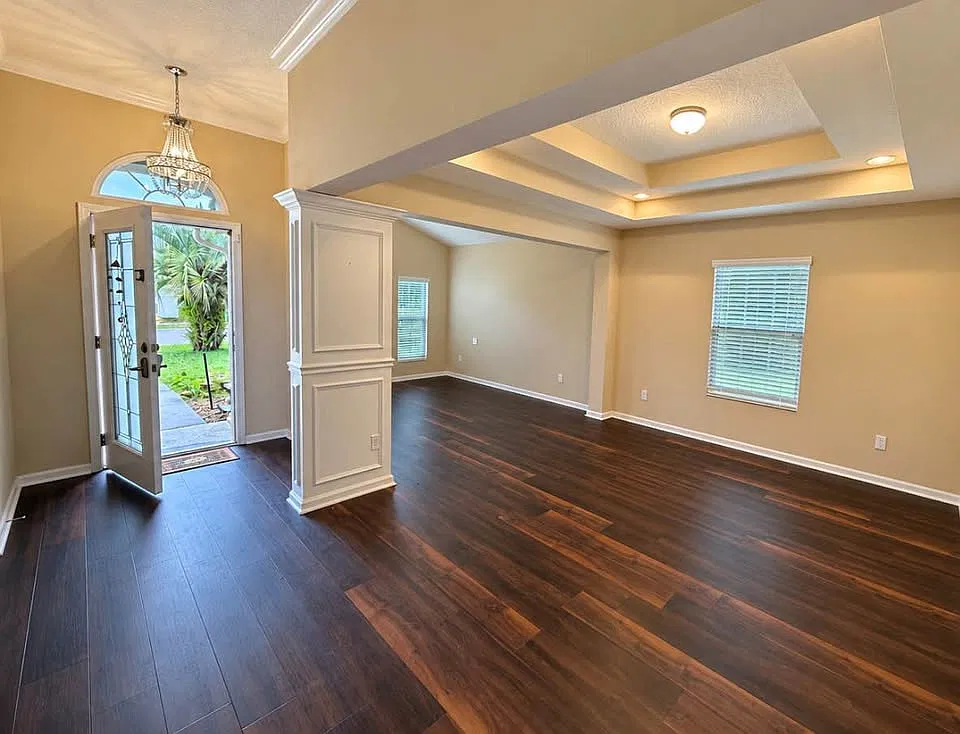 Oakleaf 4 bedroom, fenced on a pond! — Photo 3