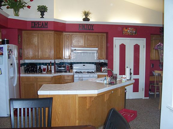 Kitchen w Breakfast Bar