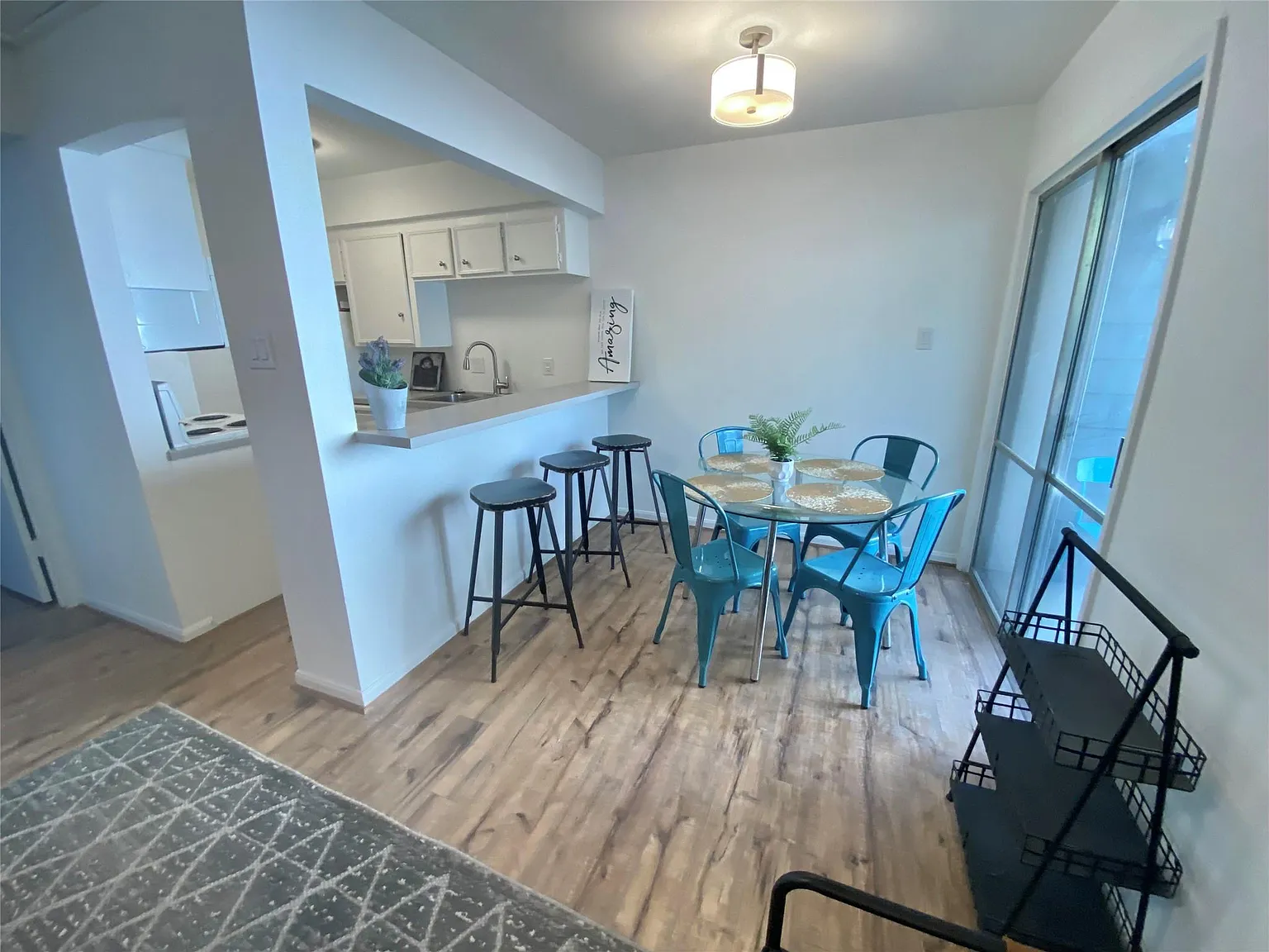 1 bed, 1.0 bath, 675 sqft, $1,350 — Photo 2