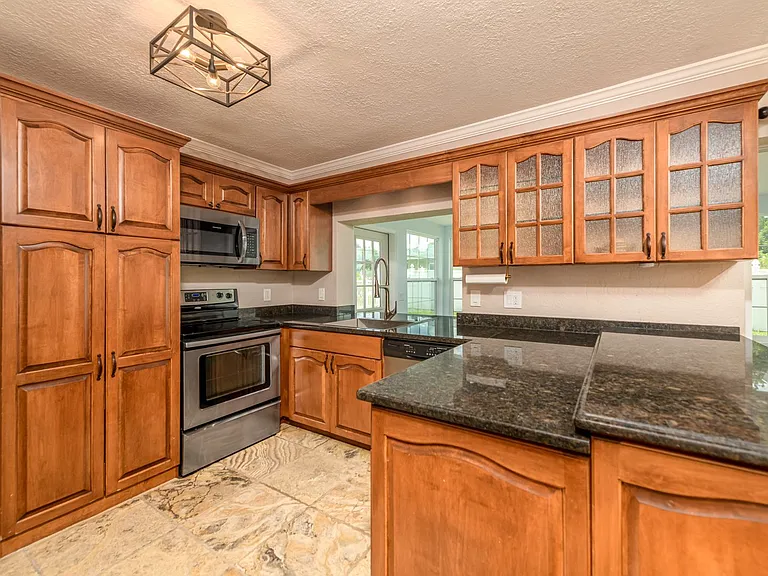 1661 Algonquin Dr — Photo 7