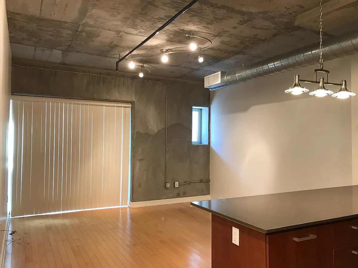 Building Photo - 645 W 9th St #321