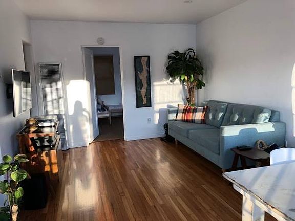 4th image of 3526-28 Poe St