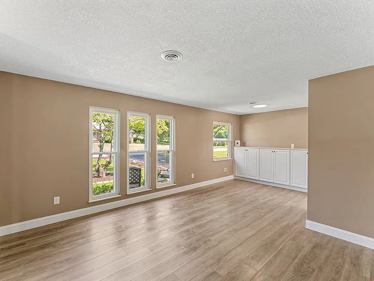 105 Meadowlark Dr — Photo 6