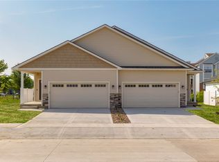 869 Sawgrass Dr, Norwalk, IA 50211