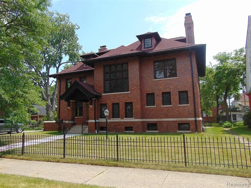 665 Atkinson St photo 1