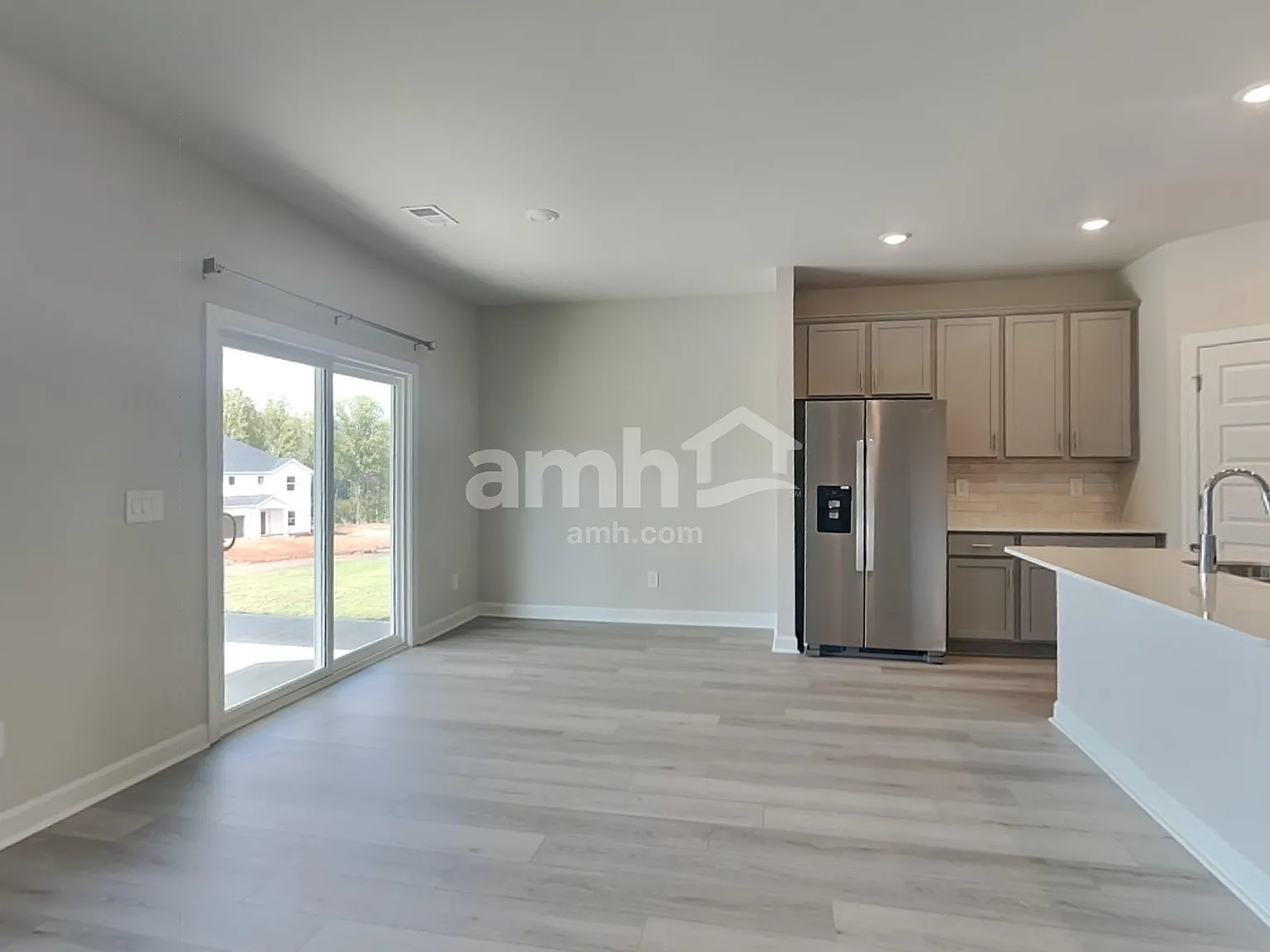 5 bed, 3.0 bath, 2674 sqft, $2,475 — Photo 4