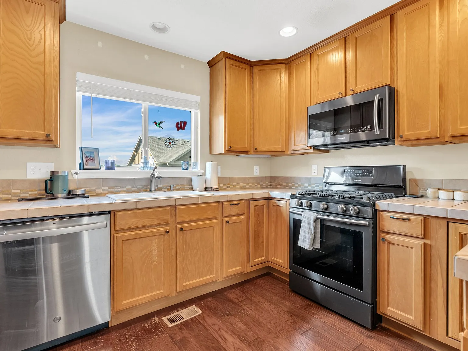 3 bed, 2.5 bath, 1583 sqft, $2,700 — Photo 3