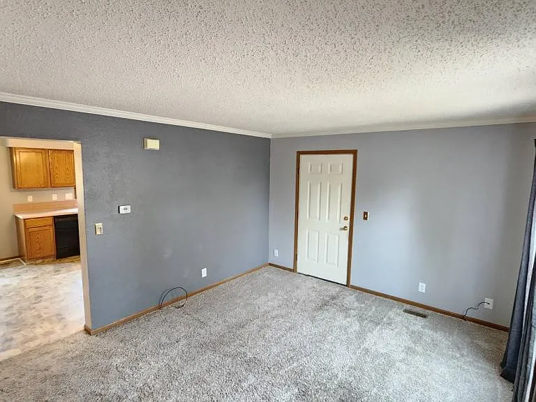 520 Adams Cir #B — Photo 3