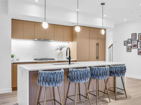 1016 W 52nd Ave, Vancouver, BC V5X 1H2