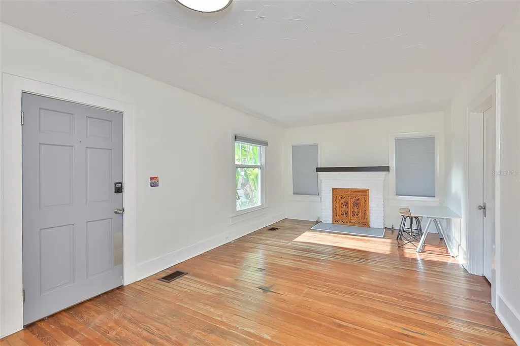 2 bed, 1.0 bath, 980 sqft, $2,500 — Photo 2
