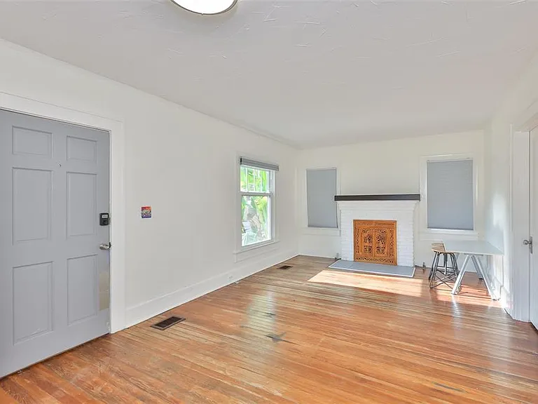 340 Moffett Ct N — Photo 2