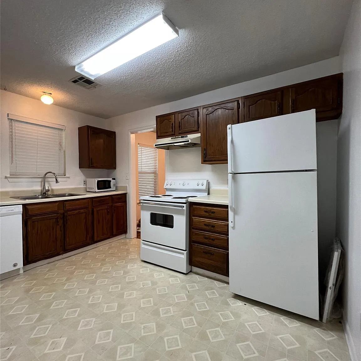 2 bed, 1.0 bath, 906 sqft, $2,300 — Photo 3