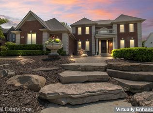 2901 Ambleside Ct, Rochester, MI 48306