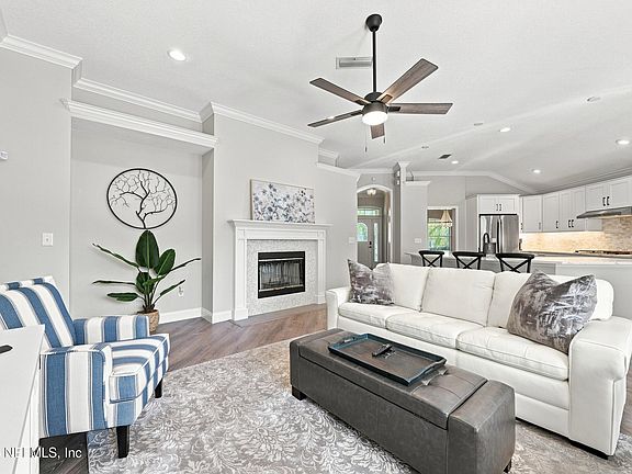 5th image of 829 BONAIRE Circle
