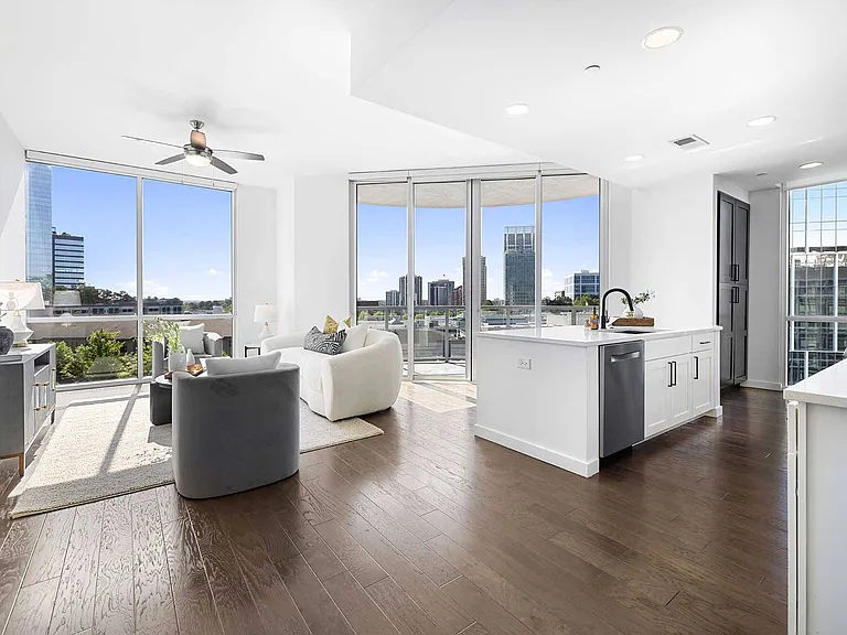 The Huntley Luxury Apartments — Photo 8