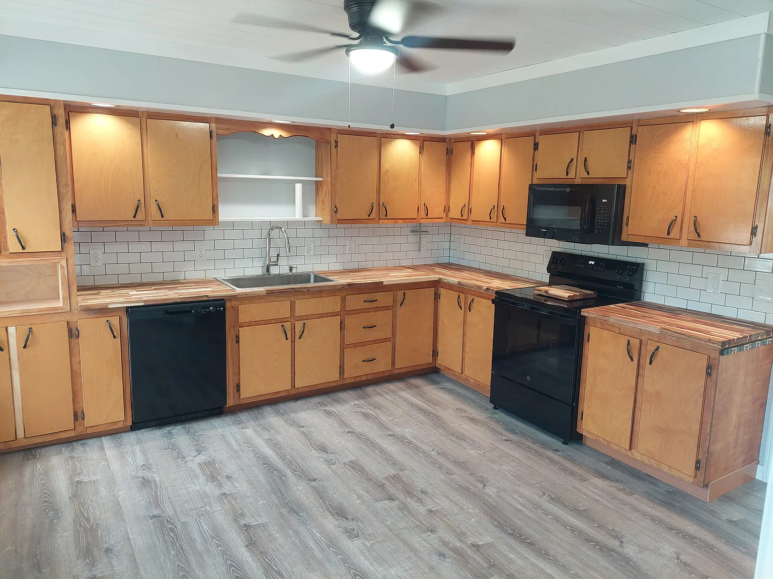 4 bed, 1.5 bath, 1400 sqft, $2,545 — Photo 2