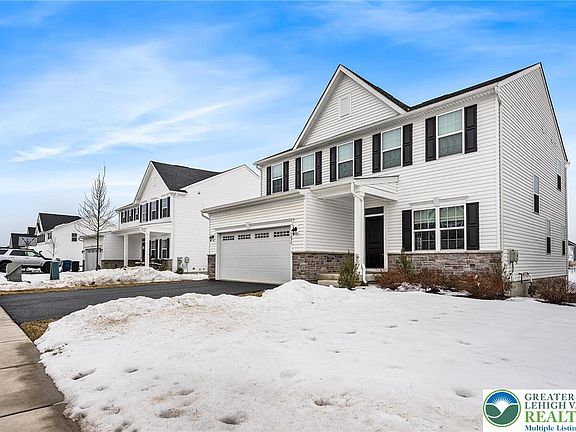 3rd image of 1079 Woodmont Ln