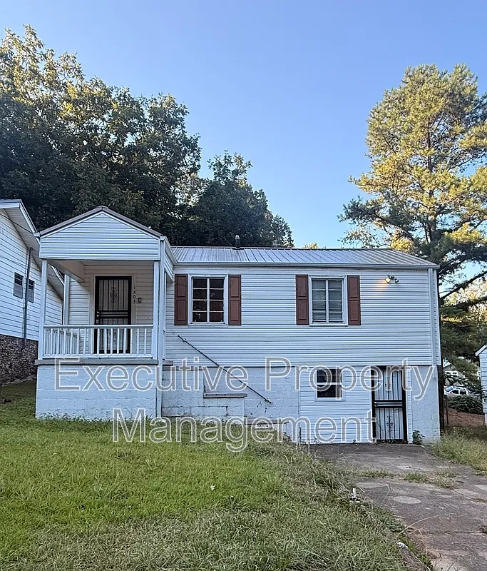 3 bed, 2.0 bath, 1920 sqft, $1,100 — Photo 1