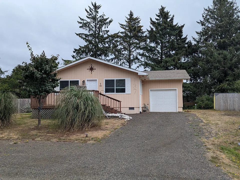 137 Spruce Loop SW