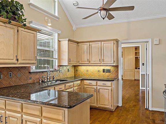 3rd image of 2813 Big Oaks Dr