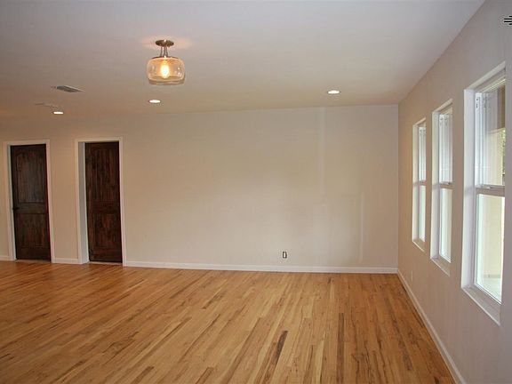 4th image of 132 E Plains Ave